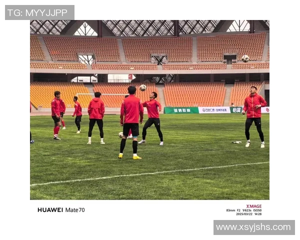 足球明星签名照片组合展现球场传奇瞬间与个人魅力的完美融合