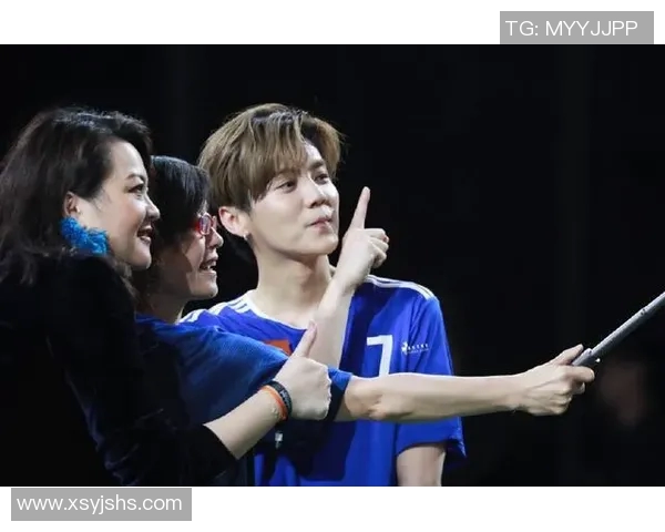 女子在日本偶遇足球明星激动不已与偶像亲密互动的温馨瞬间